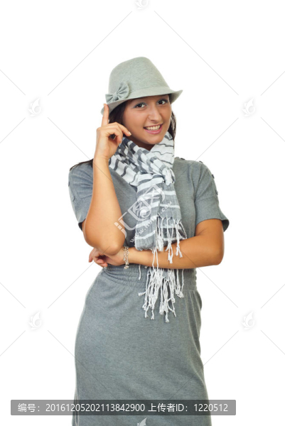 穿著灰色連衣裙的漂亮女人