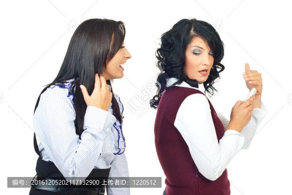 女人試圖監(jiān)視她的朋友