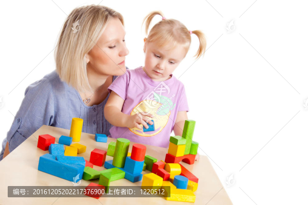 小女孩和媽媽玩玩具積木