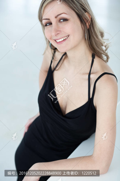 一個(gè)穿著漂亮黑色連衣裙的漂亮女人的畫像