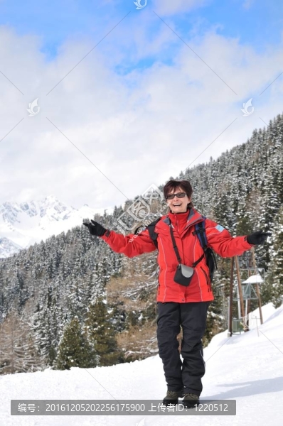 雪山地高級(jí)女性的冬季畫像