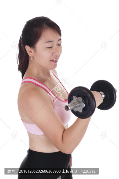 女子舉啞鈴