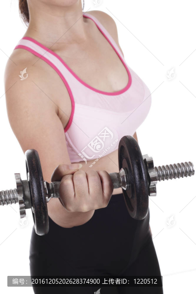 女子舉啞鈴