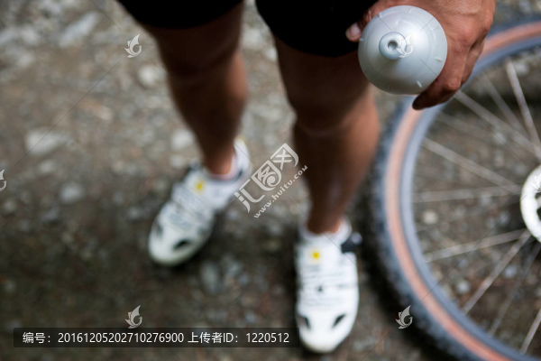 在一個(gè)森林的車友在森林自行車步道山地自行車（淺景深；在前景的自行車輪焦點(diǎn)）