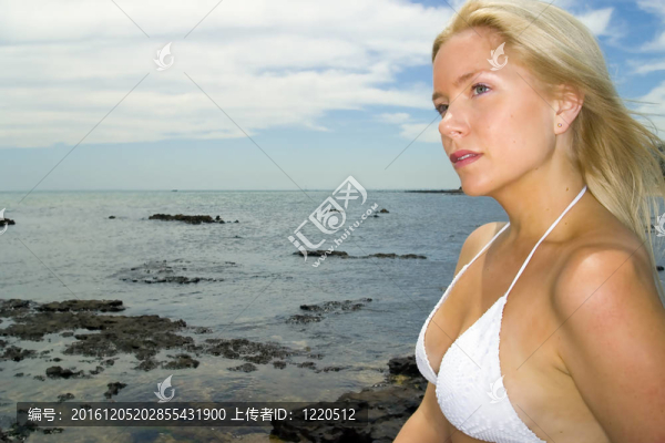 性感金發(fā)模特在海灘上放松