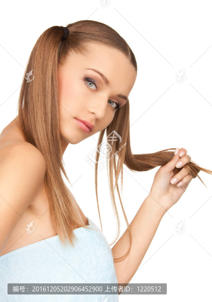 可愛的女人在毛巾