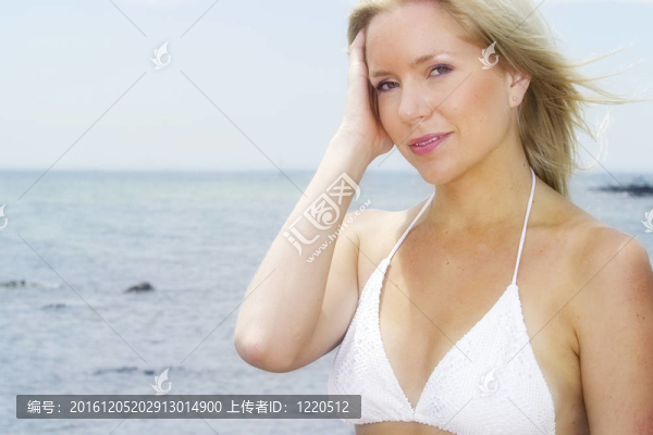 性感金發(fā)模特在海灘上放松