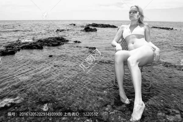 性感金發(fā)模特在海灘上放松