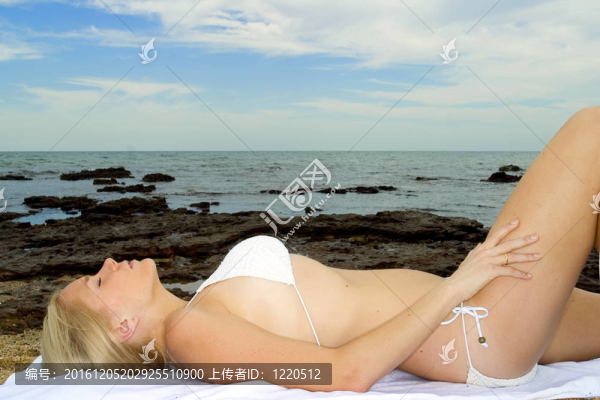 性感金發(fā)模特在海灘上放松