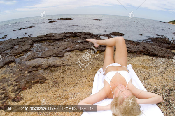 性感金發(fā)模特在海灘上放松