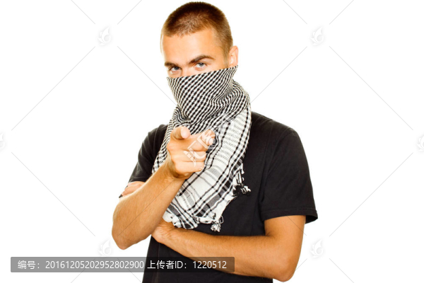 穿著穆斯林圍巾的年輕人