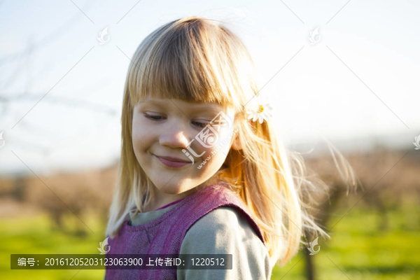 小女孩在戶外