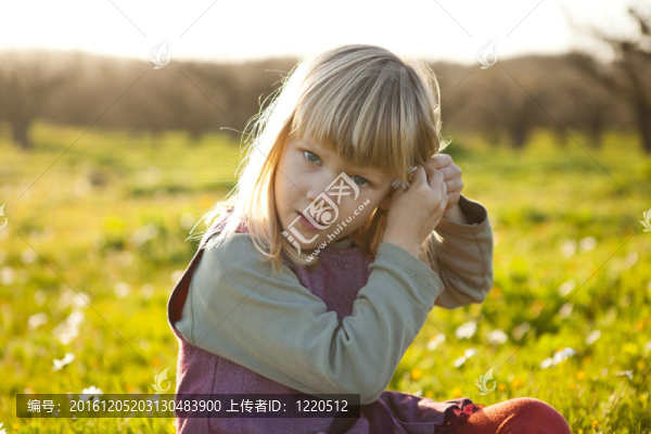 小女孩在戶外