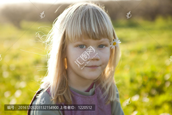 小女孩在戶外