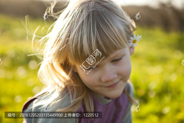 小女孩在戶外