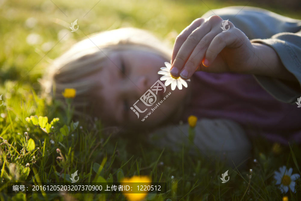 小女孩在戶外