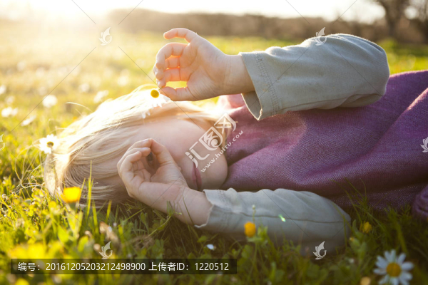 小女孩在戶外