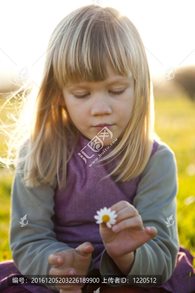 小女孩在戶外