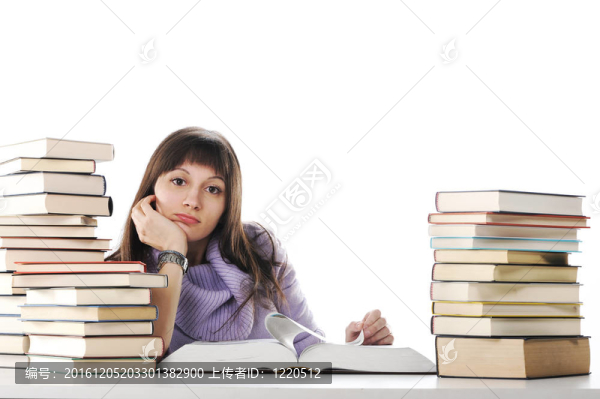 厭倦了讀書；一個(gè)漂亮的年輕女人坐在書桌旁，手里拿著兩堆書。