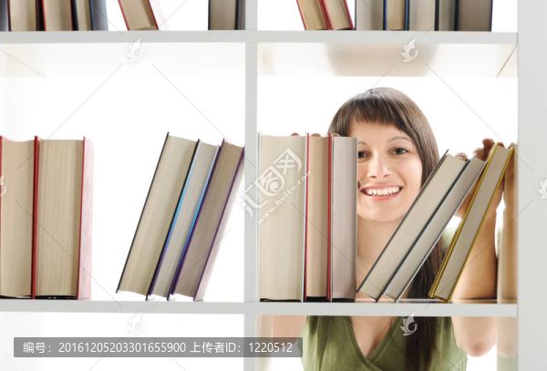 年輕婦女在圖書館找書