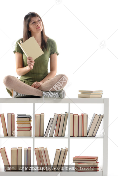 抱著書的思想女人；封面是空白