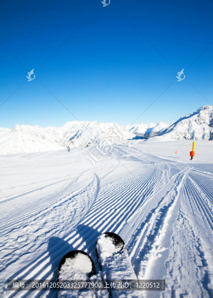 新鮮的ratrak（雪地履帶車）在早晨的陽光下你的滑雪板在雪山全景曲線