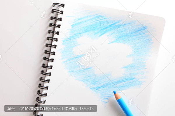 筆記本（帶藍天；云）和藍鉛筆