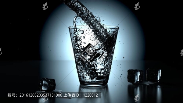 純凈水的特寫鏡頭玻璃