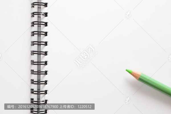 筆記本和綠色鉛筆