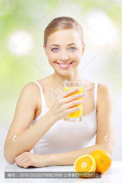 微笑女孩橙汁