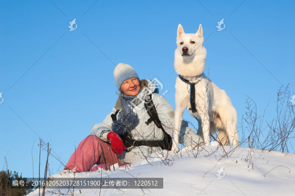 冬天帶著狗散步的女人