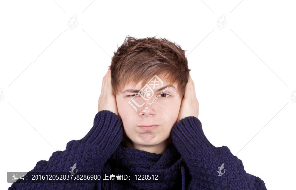 男孩用手閉上耳朵
