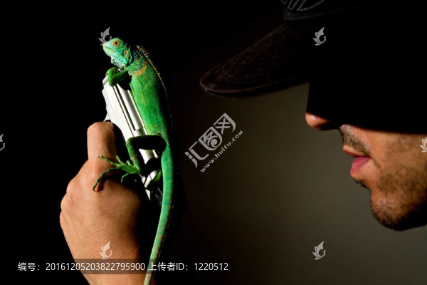 人與鬣蜥