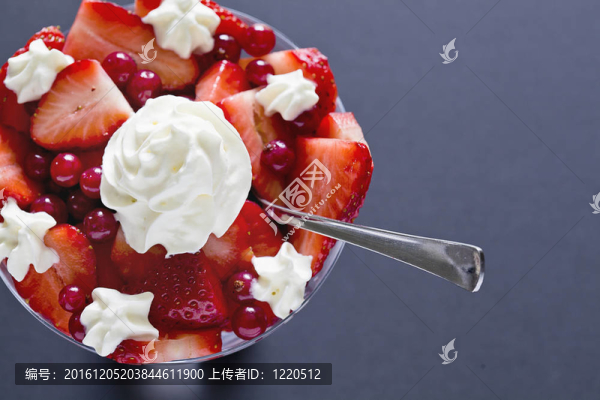 用奶油starwberries碗