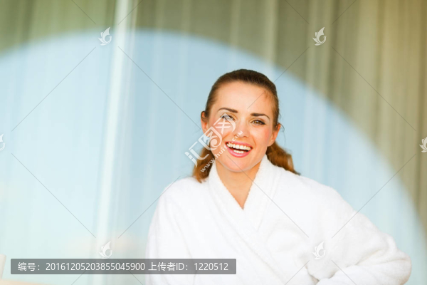 微笑在浴衣坐在露臺的年輕女子的肖像