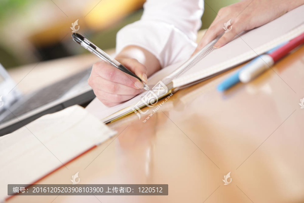年輕女人手在寫字