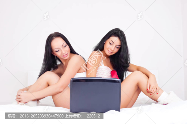 帶筆記本電腦的女孩