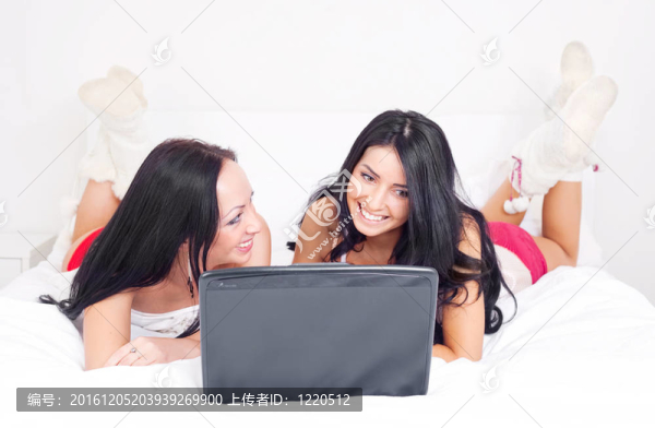 帶筆記本電腦的女孩