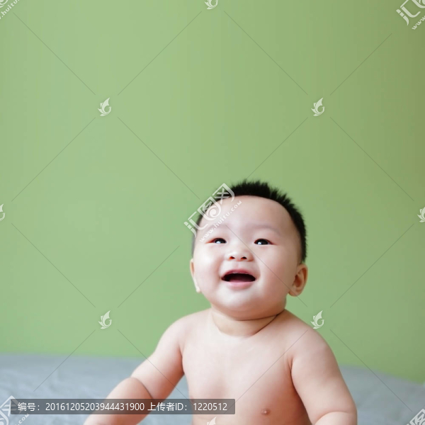 可愛寶寶抬頭看