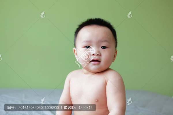 綠色背景的微笑嬰兒肖像