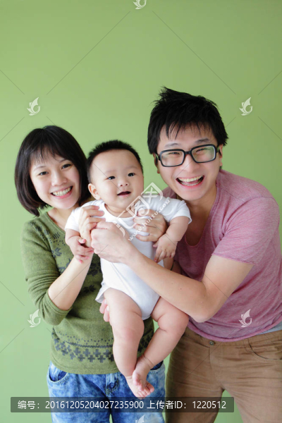 家庭（媽媽；父親和小嬰兒）笑臉