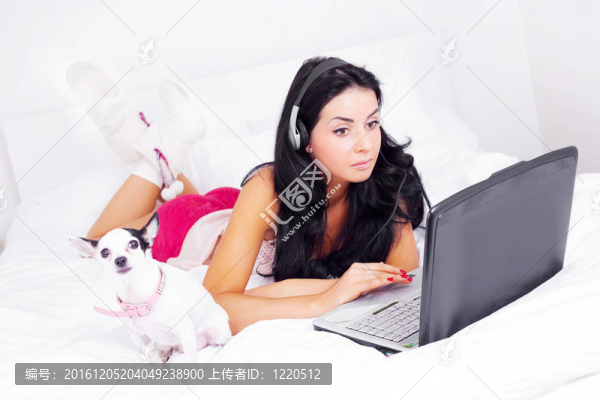 帶筆記本電腦的女孩
