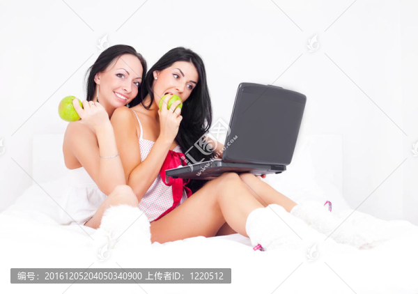 帶筆記本電腦的女孩