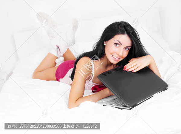 帶筆記本電腦的女孩