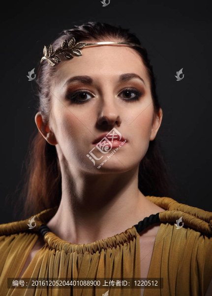 美麗的年輕的黑發(fā)女人肖像