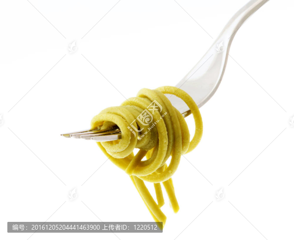 在叉子上滾意大利面條