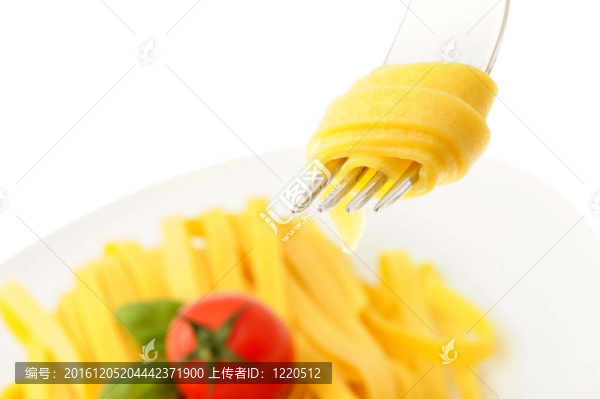 在叉子上滾意大利面；意大利食品