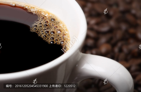 一杯咖啡和咖啡豆