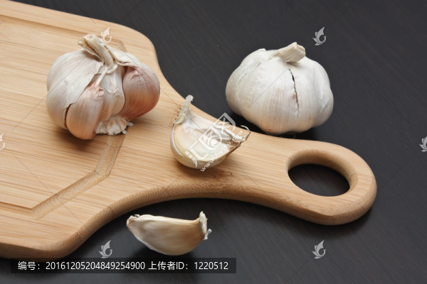 廚房砧板上的大蒜