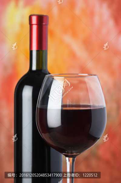 酒瓶和紅酒杯